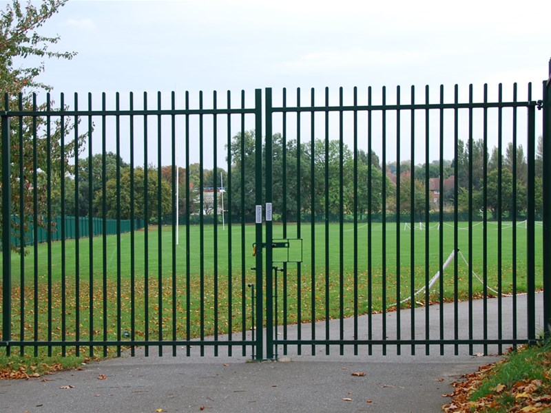 SWING GATE AND FENCING